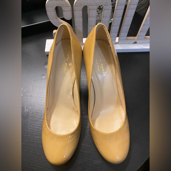KATE SPADE ROUND-TOE PATENT LEATHER PUMPS - Picture 3 of 4